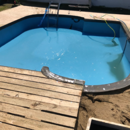 Accessoires indispensables pour l'entretien de votre piscine : produits et outils Manosque